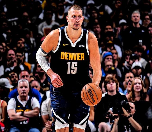 凯尔特人一次失误导致丢分，约基奇主帅愤怒砸战术本！的简单介绍